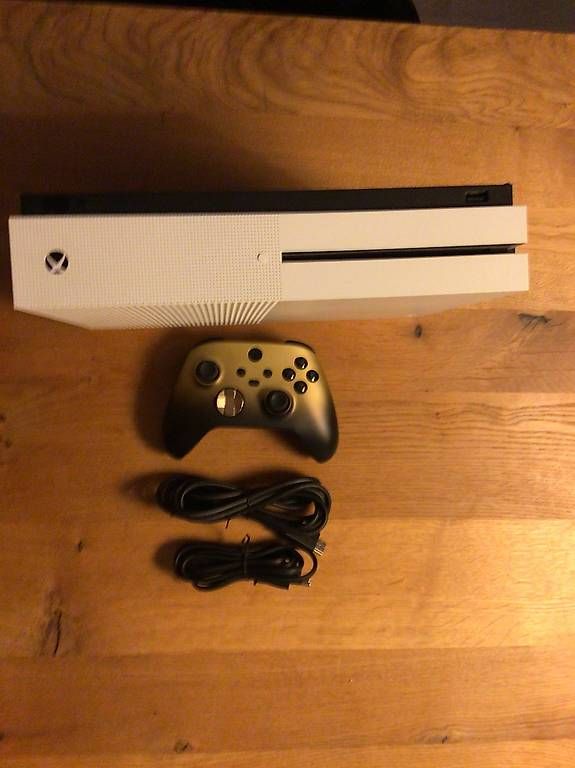Microsoft Console: Xbox One S mit Kabeln, Controller + 6 Spiele – Usato da Wabern venduto da jdi_926w 1