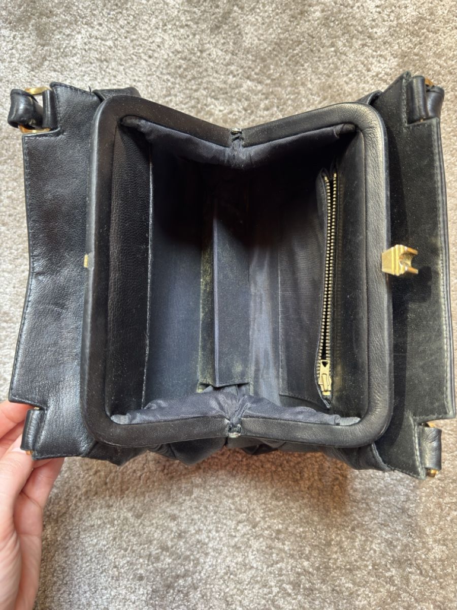 Taschen für Damen: Sac à main vintage en cuir noir – Gebraucht aus Vuippens von Anna_as 4