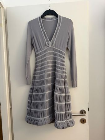 Robe manches longues grise plissée taille M bon état