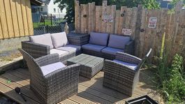 Fast neue Rattan-Lounge mit Kissenbox (inkl. 2 Sesseln)