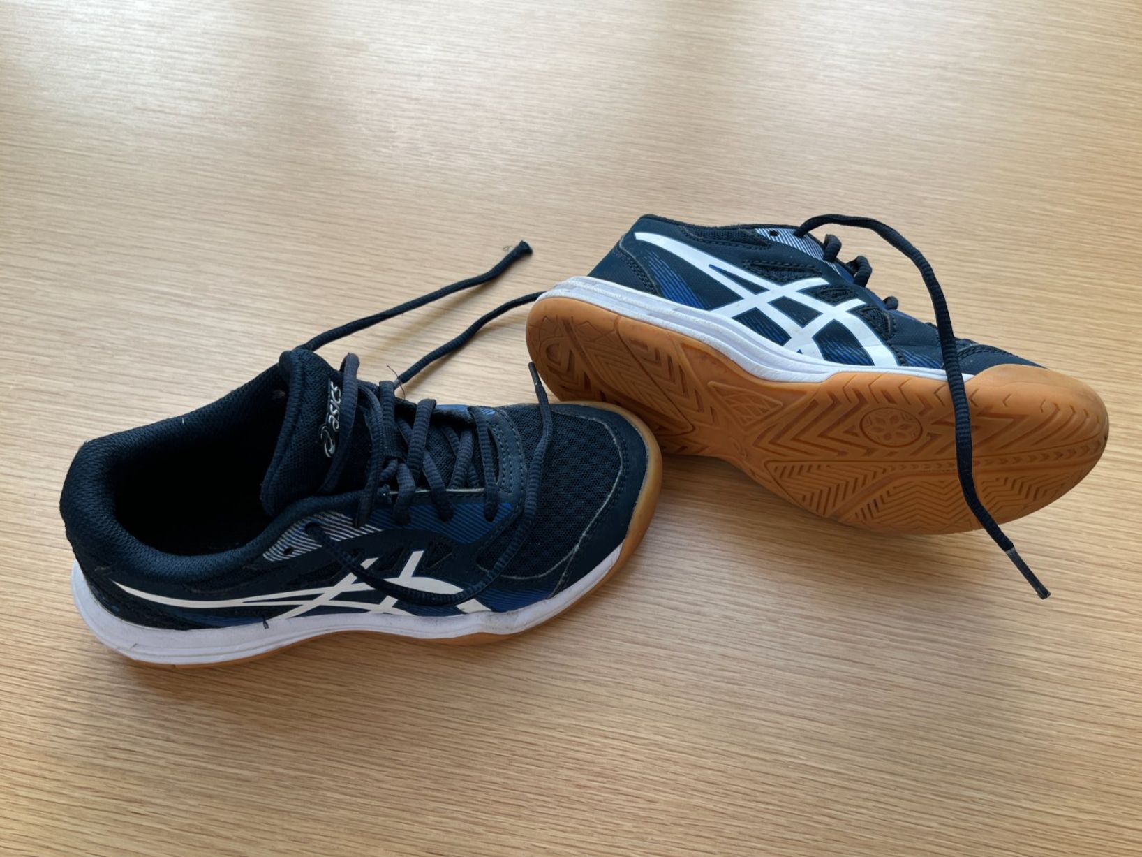 Scarpe per ragazzi: ASICS Kinder-Hallenschuh – Usato da St. Gallen venduto da macgyverSG
