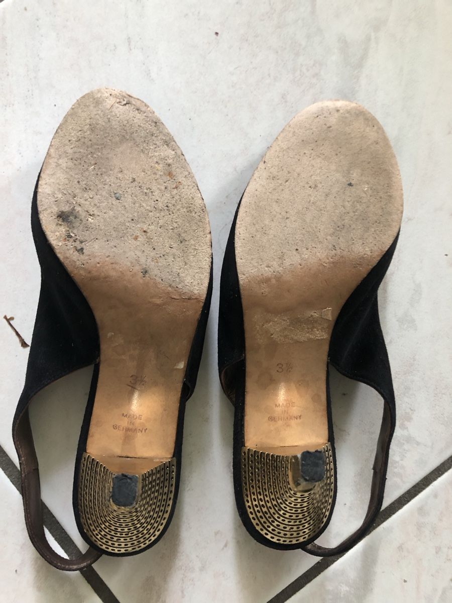 Kaiser Damenschuhe: Schwarzer Pumps mit goldigem Absatz und Schnalle – Gebraucht aus Solothurn von Congela 2