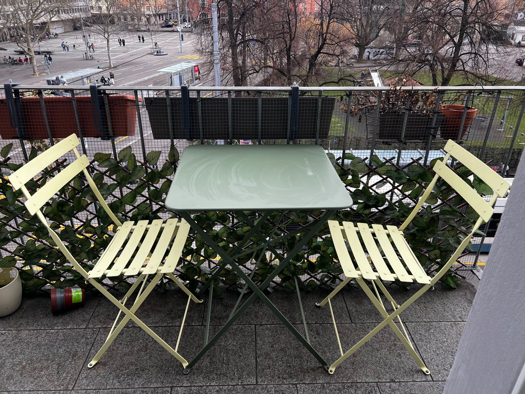 Fermob Set di tavolo e panche: Gartentisch mit 2 Stühlen – Usato da Zürich venduto da lexi_alex