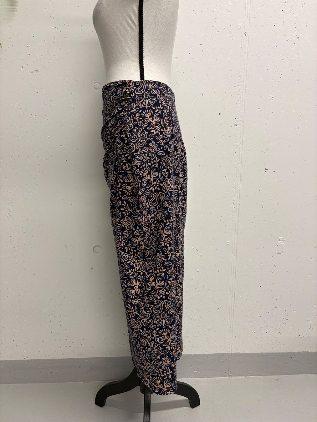 Zara Gonne: Zara Midirock mit Schlitz S gemustert blau creme – Nuovo (secondo la descrizione) da Regensdorf venduto da secondchancefashion 3