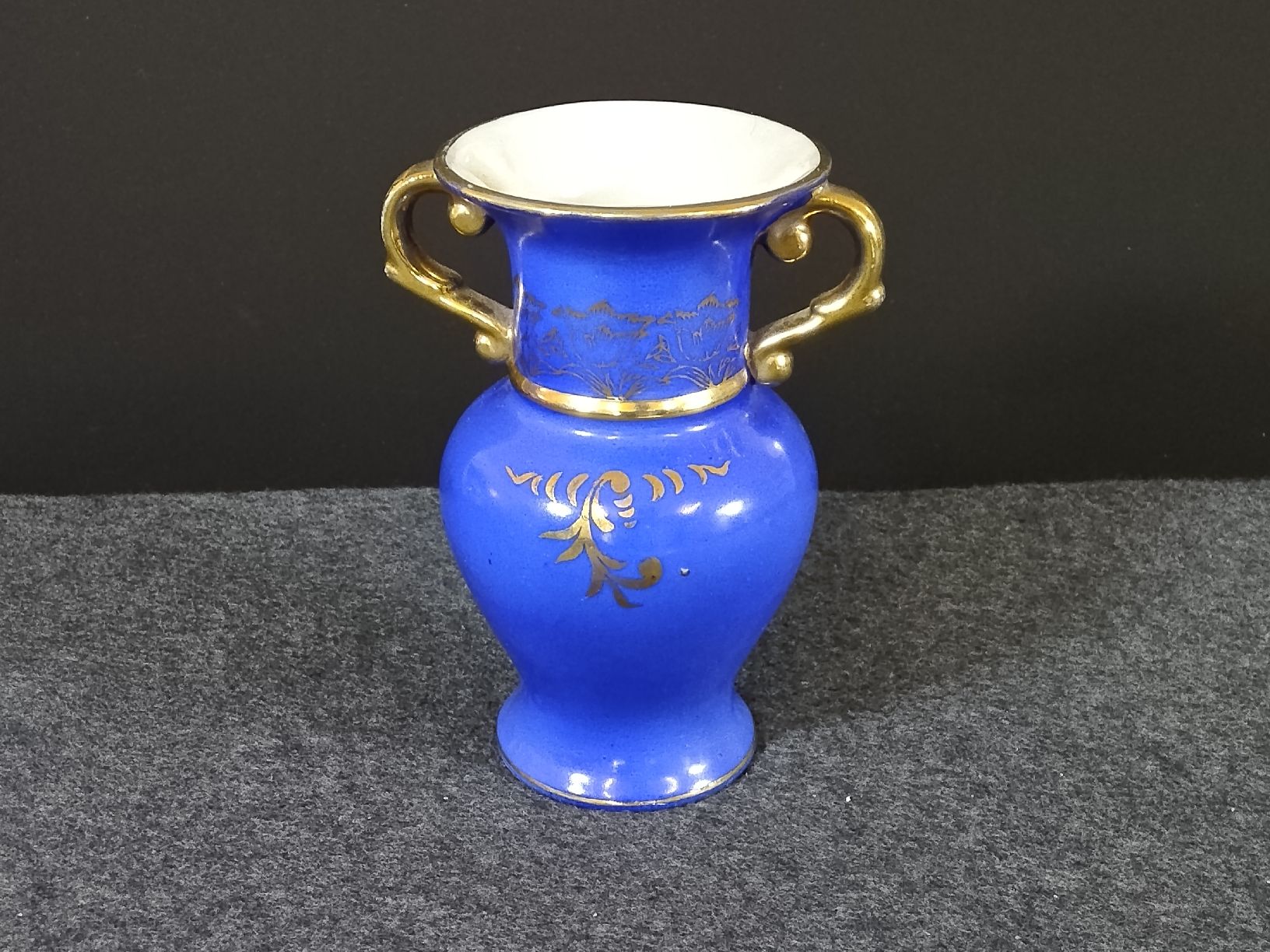 Vasi & Recipienti: Blaue Blumenvase mit Golddekor – Usato da Altdorf UR venduto da Liveo-shop 2