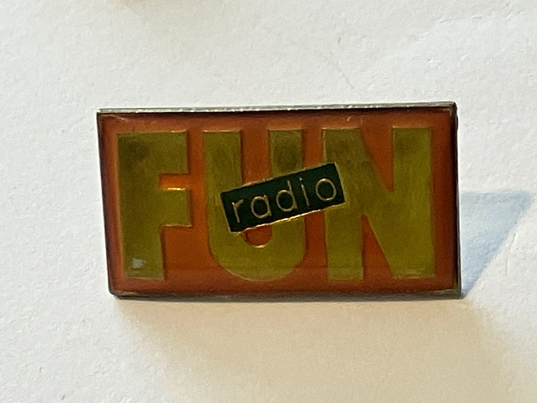 Plaketten & Abzeichen: 1 Pin Fun Radio – Gebraucht aus Basel von djwwpp