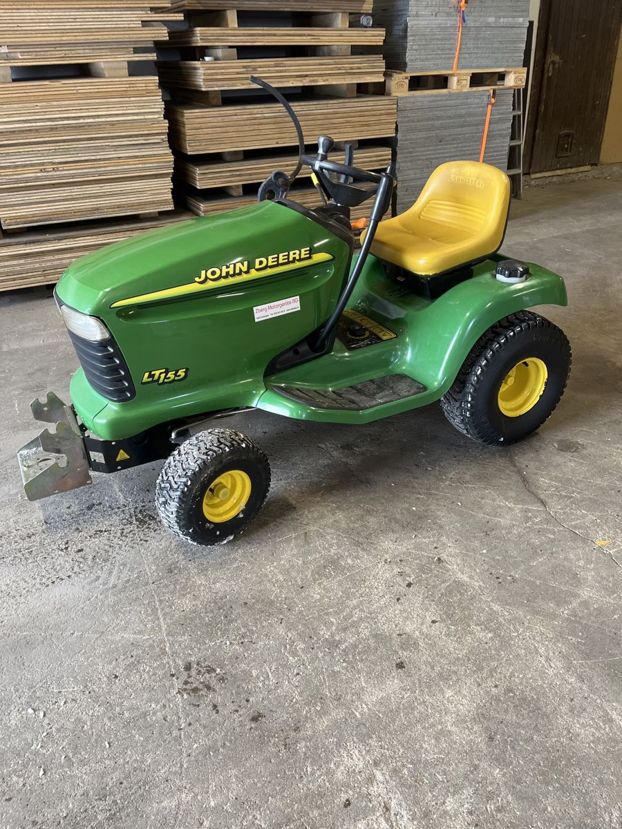 John Deere Tagliaerba: Rasentraktor John Deere mit Schneepflug – Usato da Rickenbach LU venduto da fla_9ft6 7