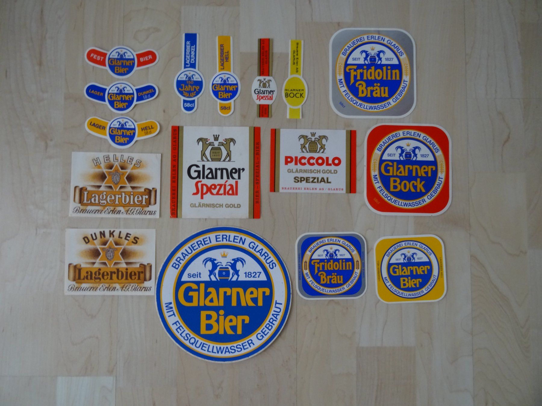 Bicchieri, Caraffe & Bottiglie: Ein Posten mit div. Bier Etiketten Glarner Bier etc. – Nuovo (secondo la descrizione) da Lupfig venduto da Hubi64