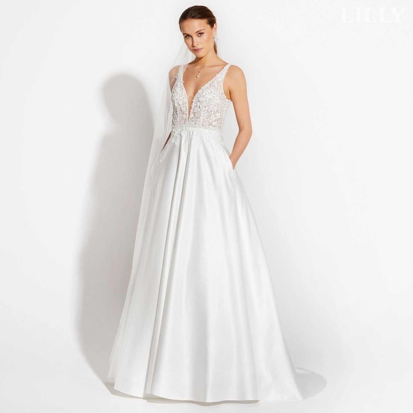 Kleider: Secondhand Brautkleid von Lilly, Grösse 40 – Gebraucht aus Brunnen von Herzig-Brautmode