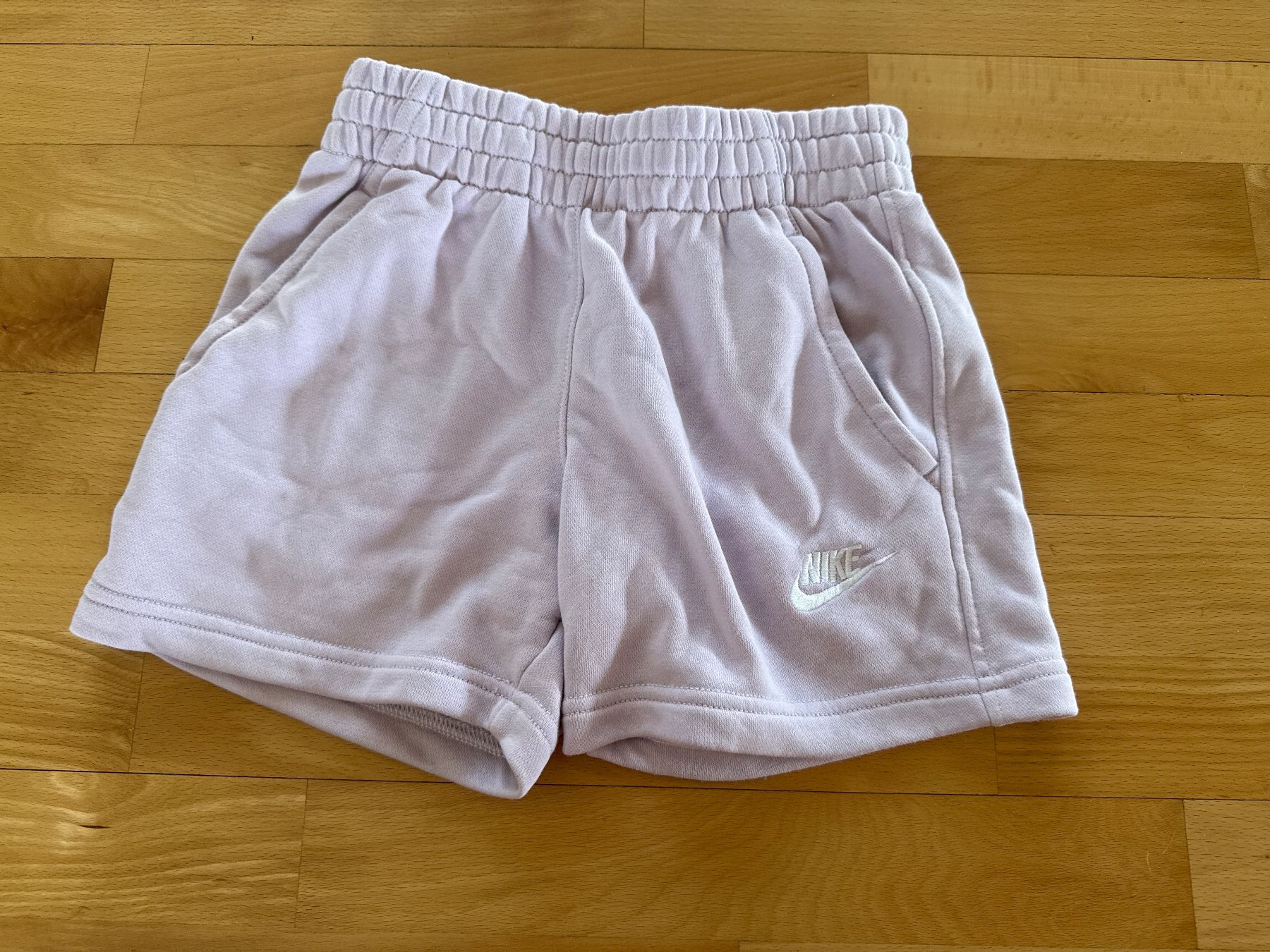 Nike Pantaloni: Kurze Stoffhose – Usato da Schaan venduto da muemelmonster