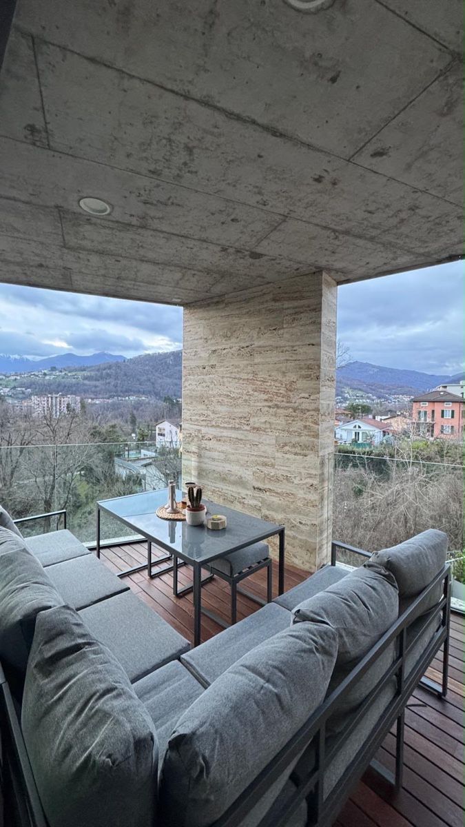 Set di tavolo e panche: Divano da esterno modulare grigio con tavolo e sgabelli – Usato da Pregassona venduto da sil_k8g7 1