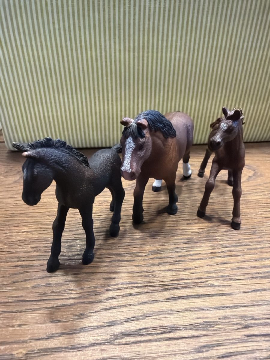 Schleich Giocattoli: Schleich Pferd mit 2 Fohlen  – Usato da Auw venduto da grisu81 1
