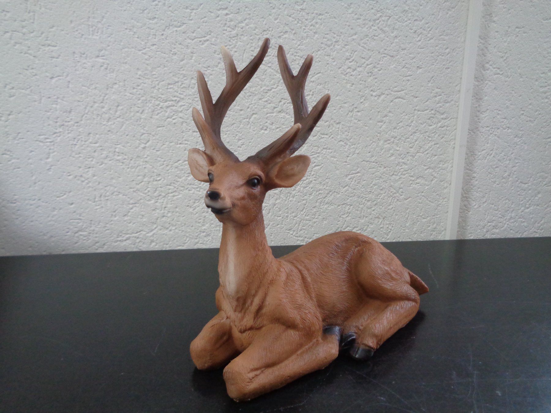 Statuette: Liegender Hirsch (20 cm) – Nuovo e nell'imballaggio originale da Langenbruck venduto da Gumsi 1