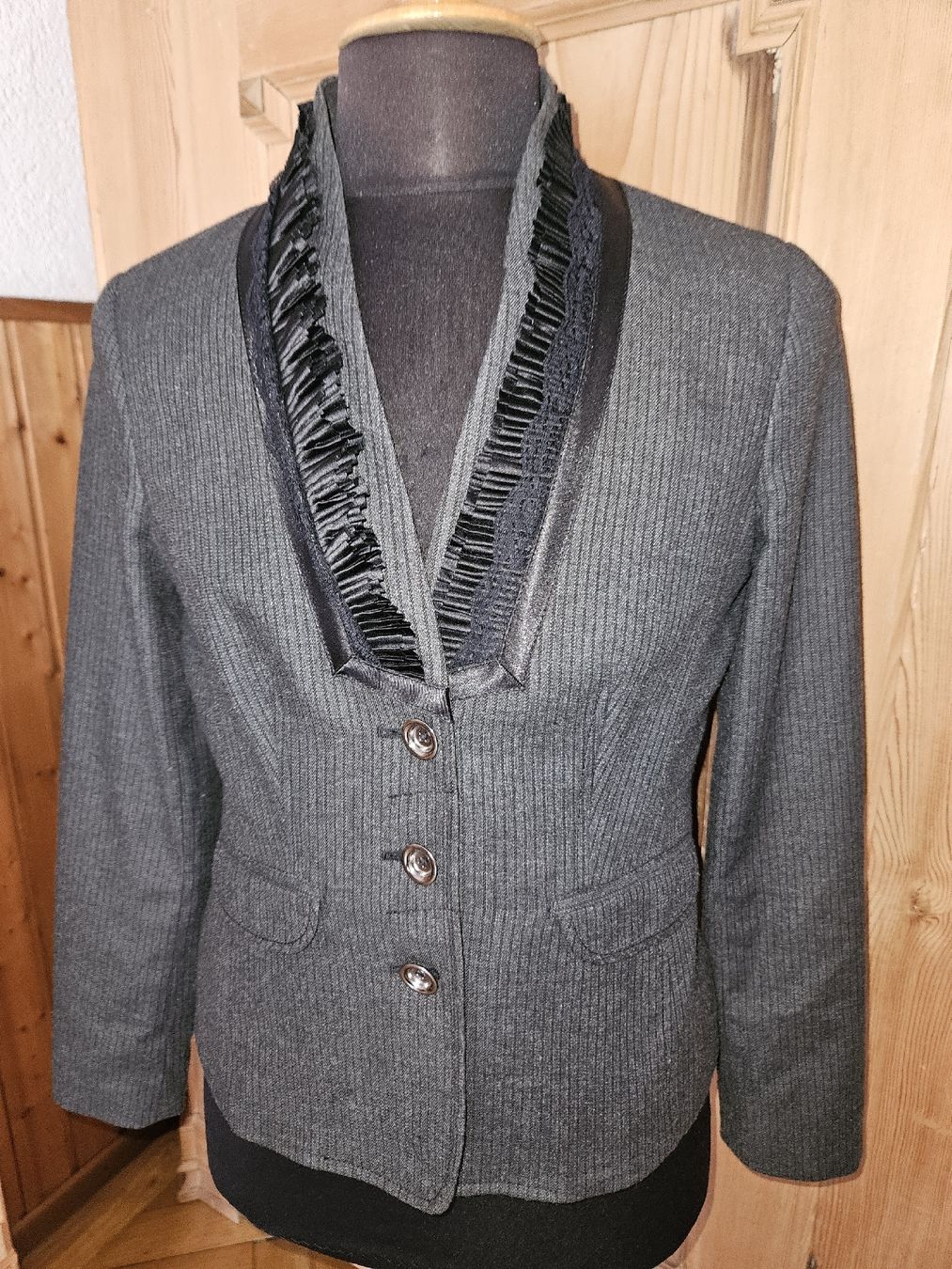 Jacken: Eleganter Damenblazer mit Rüschen, Grösse 40 – Gebraucht aus Rheineck von Eulalia40 1