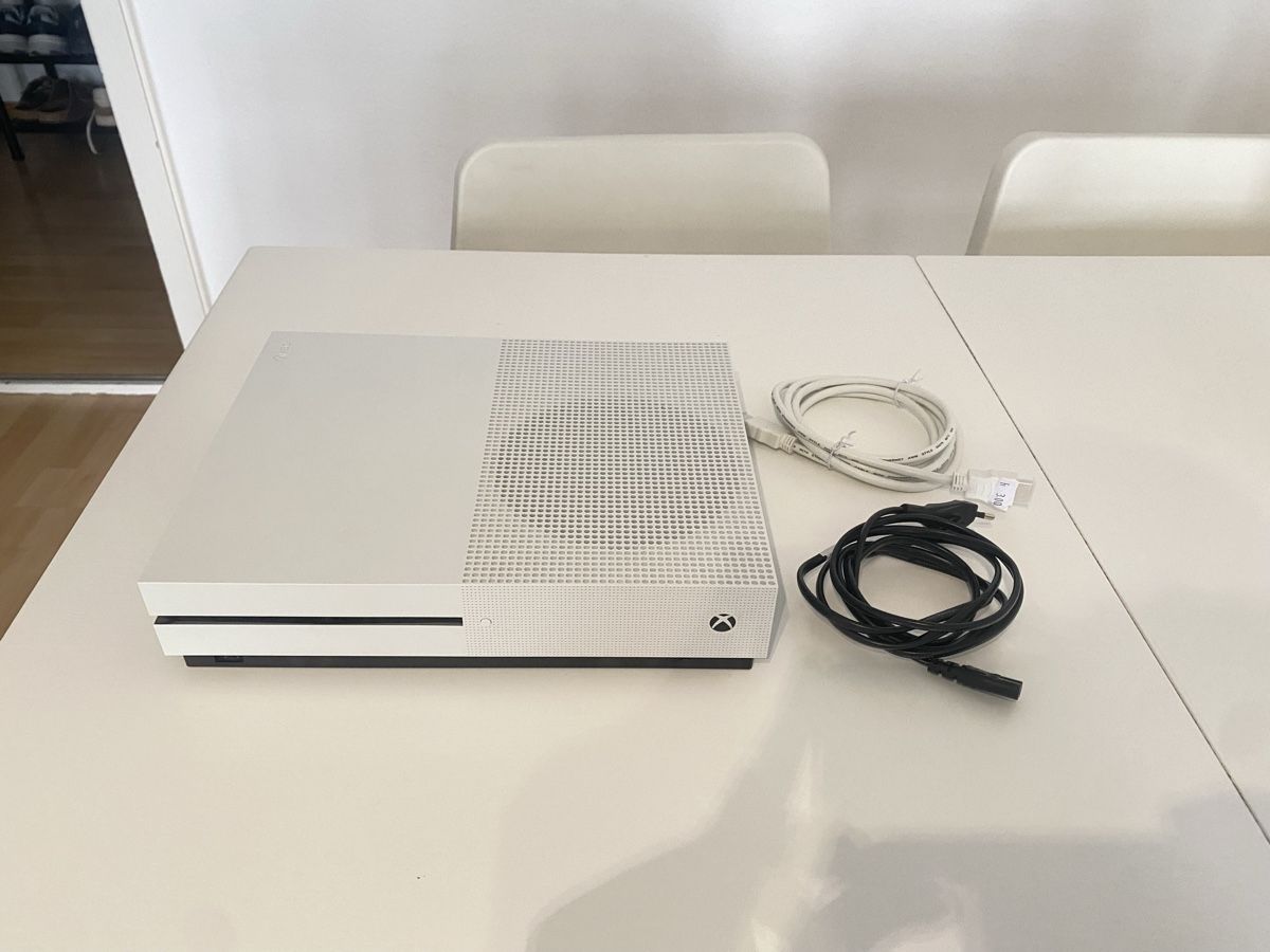 Microsoft Console: Xbox One S (Startet nicht) – Difettoso da Luzern venduto da yannick.w123