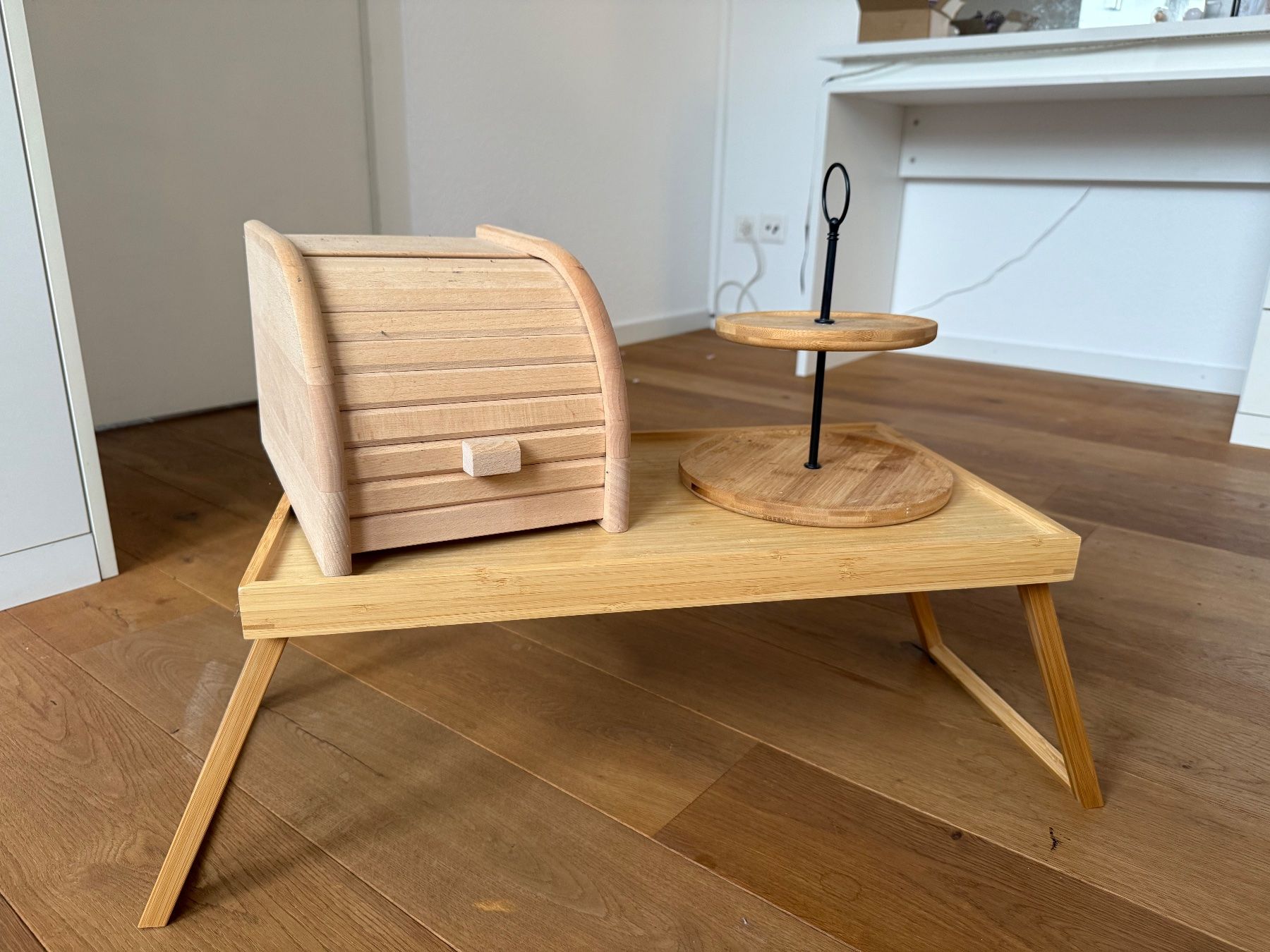 Komplettküchen: Holz-Küchen-Set: Brotkasten, Etagere, Tablett – Neu (gemäss Beschreibung) aus Goldach von jil_vnd8