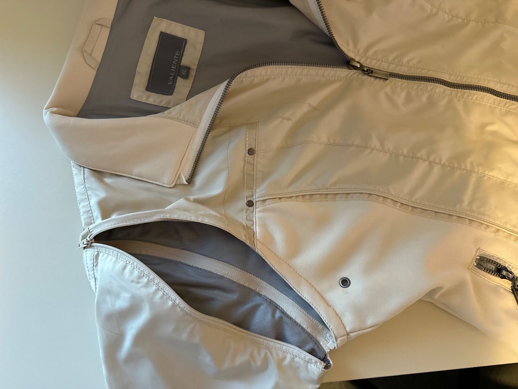 Giacche: Leichte Jacke Gr. 42 beige/ Ärmel abnehmbar – Usato da Wangen SZ venduto da futura14 3