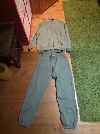 Nike Solo Swoosh Tracksuit Olivgrün Gr. M