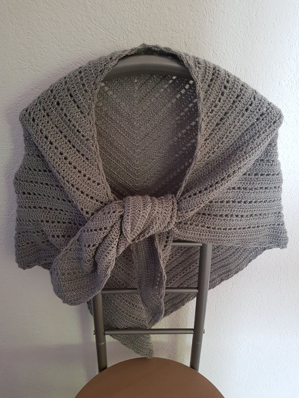 Foulard & Sciarpe: Dreiecktuch, gehäkelt, grau – Nuovo (secondo la descrizione) da Ursenbach venduto da gruenblau