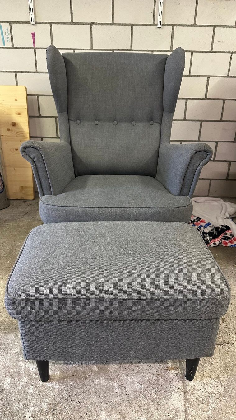 Ikea Poltrone: IKEA STRANDMON Ohrensessel mit Hocker – Usato da Hinterkappelen venduto da ale_gpb5