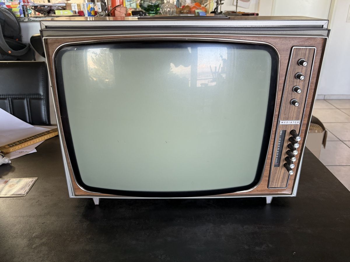 Fernseher: Téléviseur Vintage Mediator – Gebraucht aus Vallamand von Bricbracbroc82