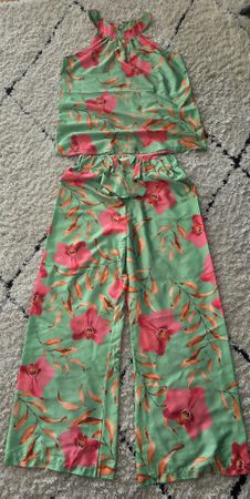 Sommerhose mit passendem Oberteil.  Sehr angenehmer Stoff.