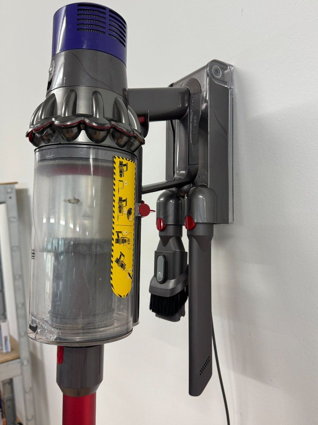 Dyson Aspirapolveri & Accessori: Dyson Cyclone V10 mit Schaden am Gehäuse – Usato da Ebmatingen venduto da Revivetrade 2