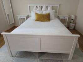 Hemnes Bettgestell + 2 Nachttische zu verkaufen