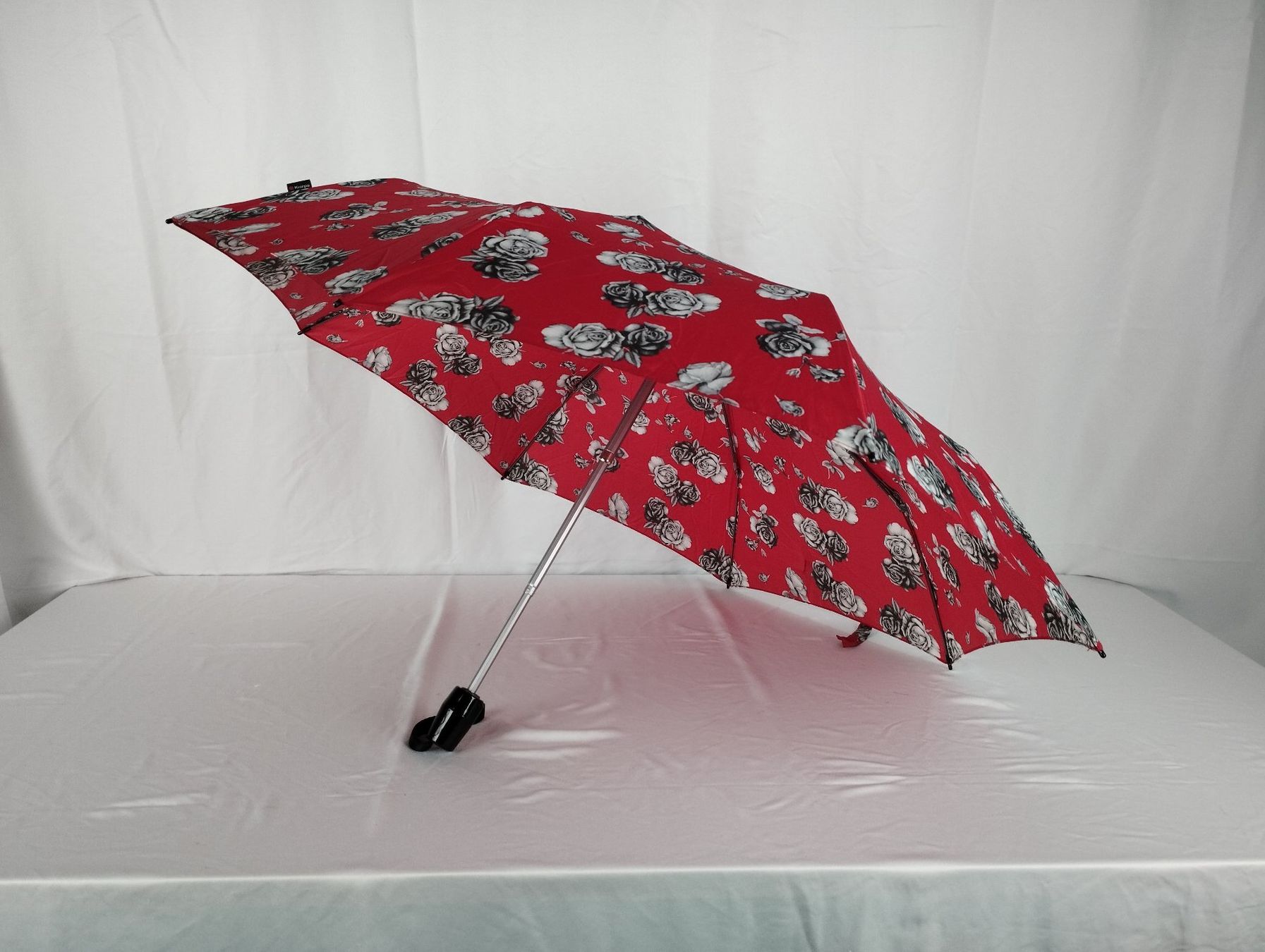 Knirps Regenschirme: KNIRPS Regenschirm mit Rosenmuster – Gebraucht aus Schübelbach von Restwert_Schubelbach 2