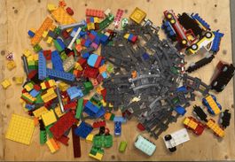 Konvolut Duplo Steine, Schienen mit Fahrzeugen