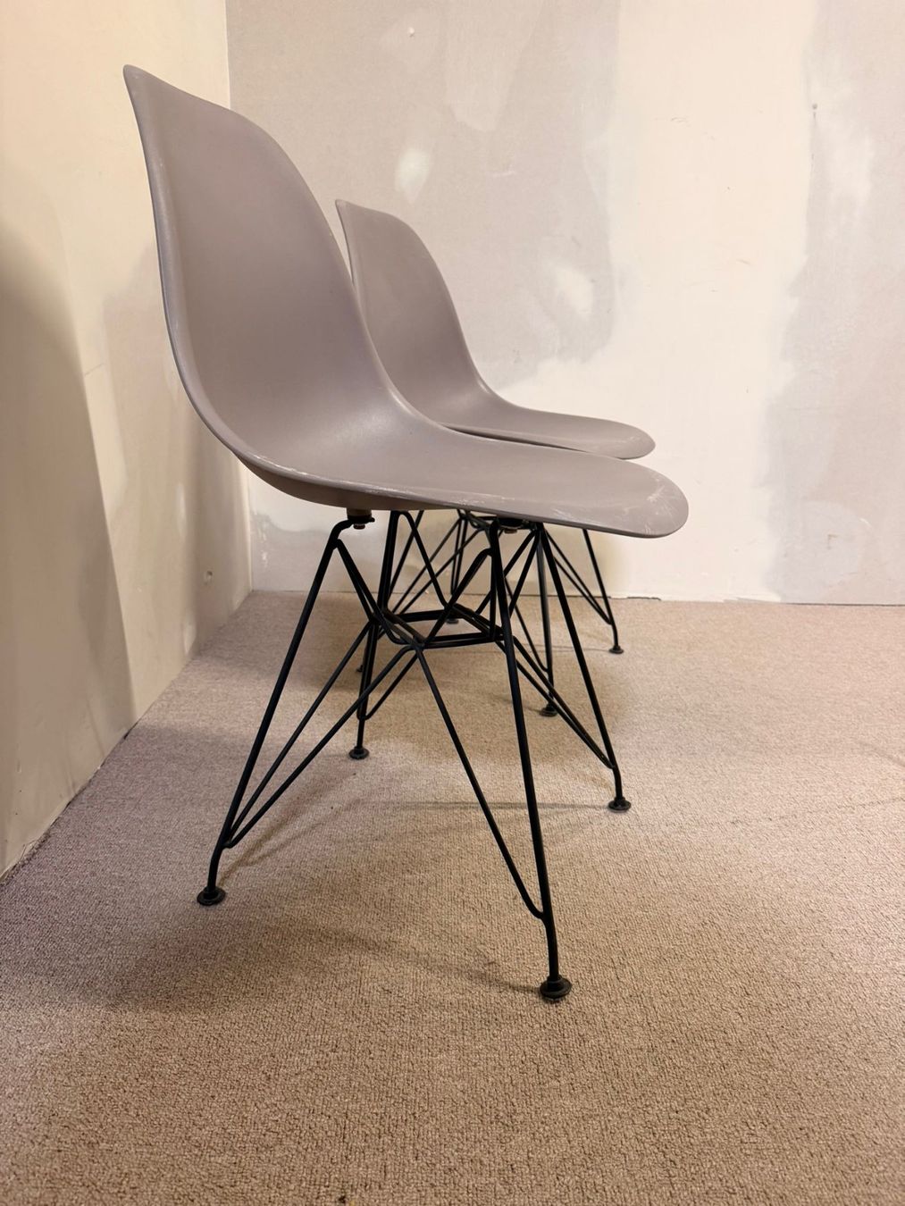 Stühle: Design Schalenstuhl grau ähnlich wie Vitra Eames – Gebraucht aus Rickenbach ZH von Der-Insider