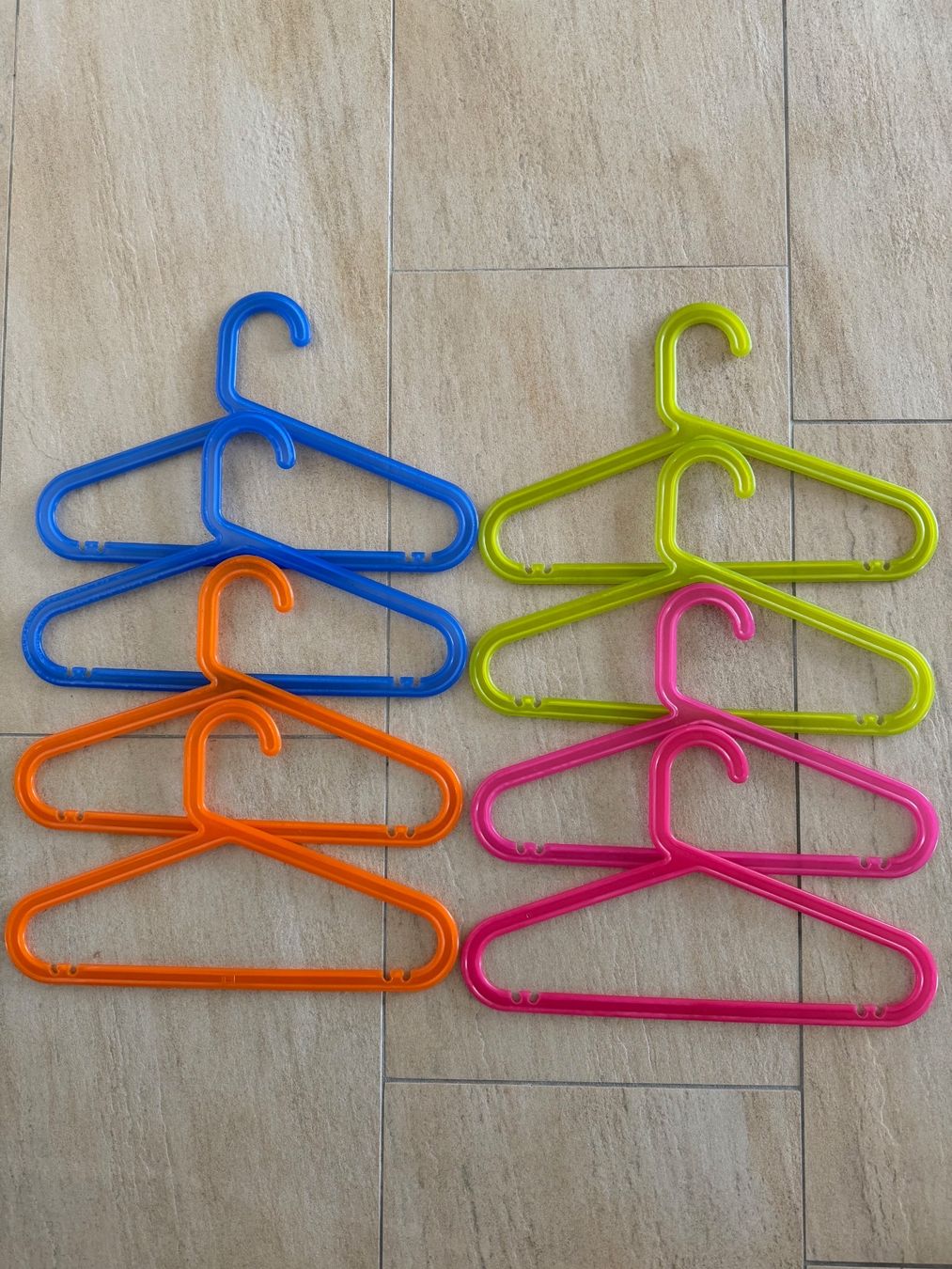 Ikea Appendiabiti: Cintres enfant, multicolore, 8/16/24 pcs – Usato da St-Gingolph venduto da GoldenKeys