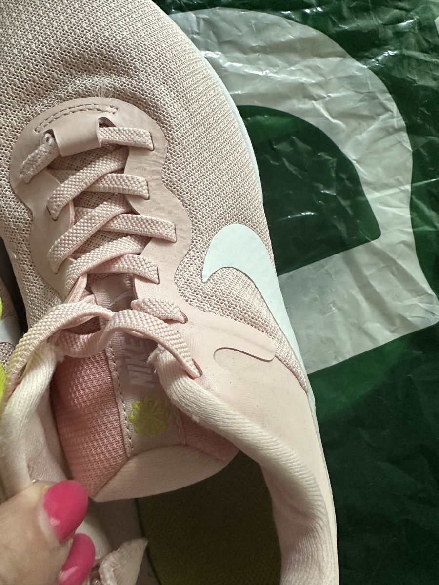 Chaussures filles: Nike Turnschuhe, Gr.38, hellrosa – D'occasion à Neuenhof par prada010 4