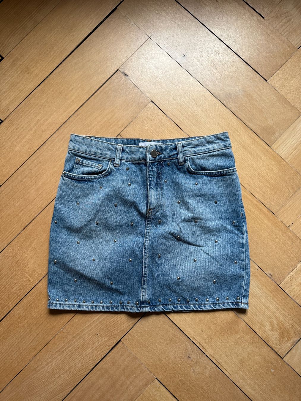 Mango Gonne: MANGO - Jeansrock hellblau mit Nieten S – Usato da Zürich venduto da Diazaio