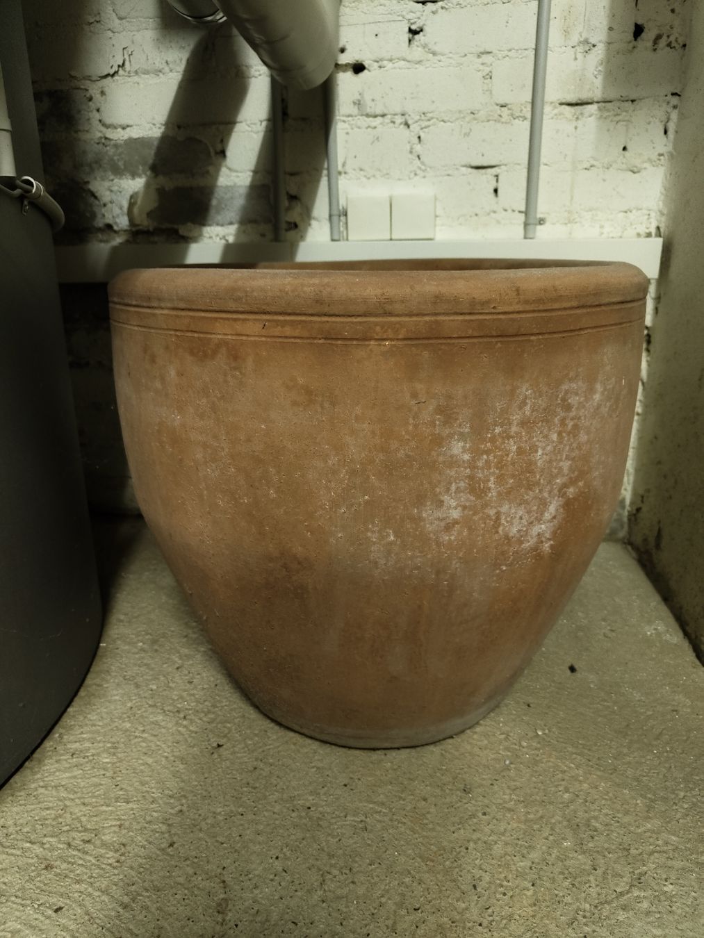 Töpfe: Schlichter Terrakotta-Topf, Durchmesser ca. 50cm, H ca. 46cm – Gebraucht aus Köniz von Kuhn_Wenger