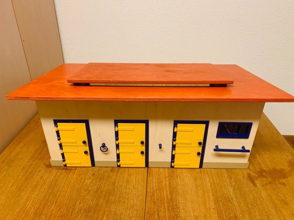  Schleich Pferdestall aus Holz (Gebraucht) in Thun für CHF 51 – mit Motiv 
