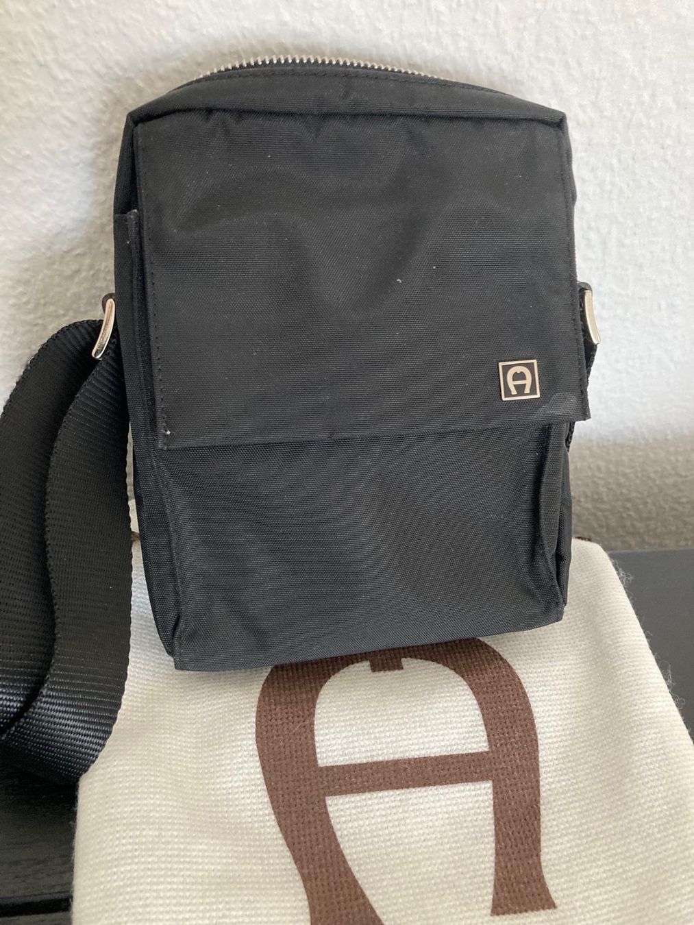 Aigner Borse da donna: Aigner Umhängetasche aus Nylon, schwarz – Usato da St.Gallen venduto da Uccio1