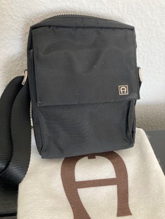 Aigner Umhängetasche aus Nylon, schwarz