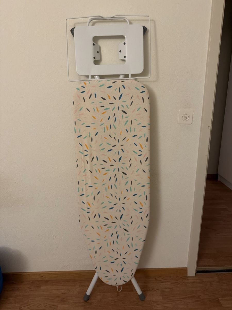 Migros Bügelbretter: Ironing Board - sturdy, compact and ready to use! – Neu (gemäss Beschreibung) aus Zürich von smanaswi