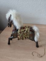 Hübsches Holzpferd mit kleineren Blessuren 