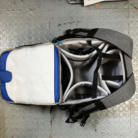 Neuwertiger Fotorucksack mit Regenschutz - Grau!