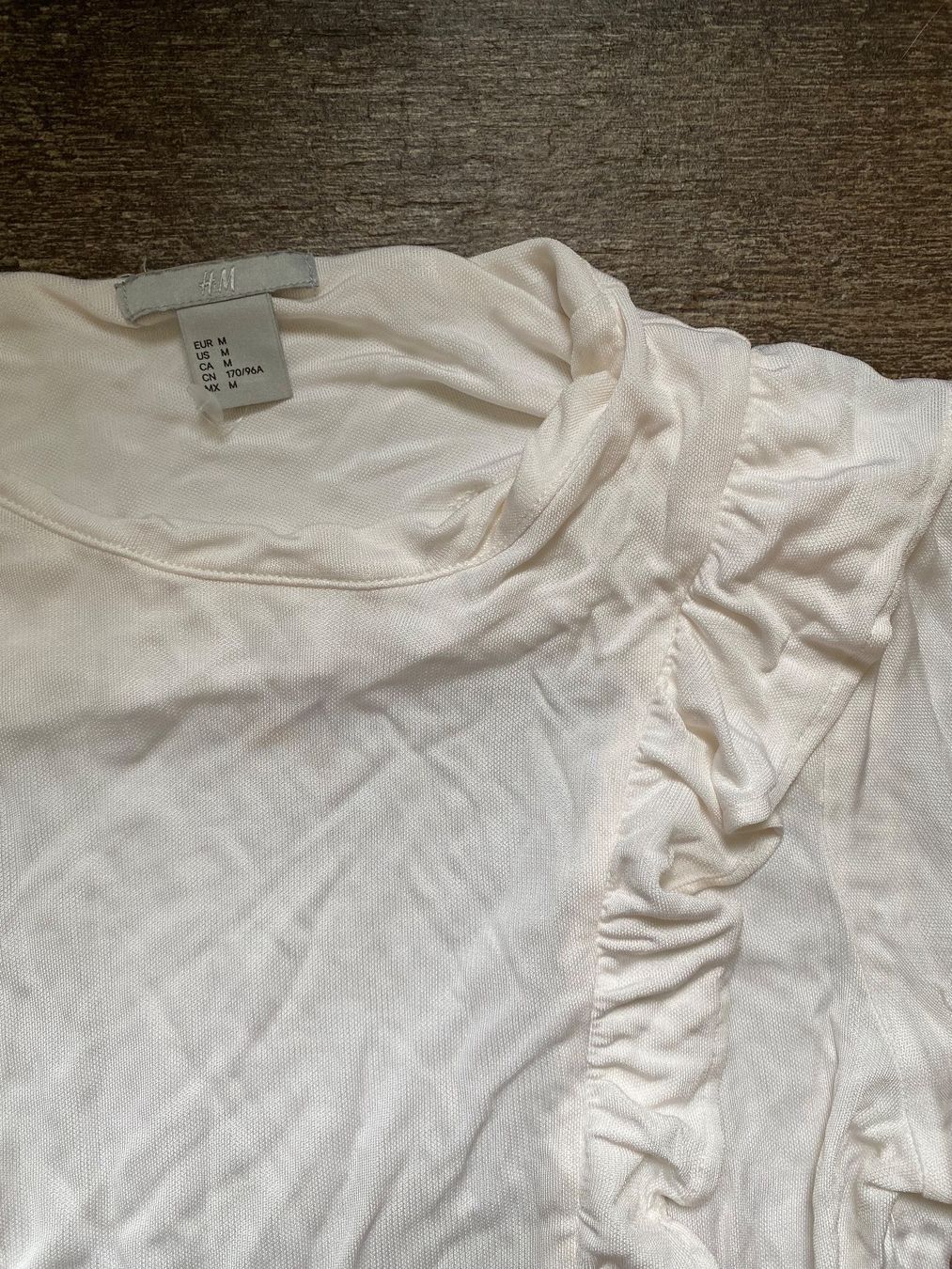H&M Top: H&M 🤍 pull à volants M – Usato da Muraz (Collombey) venduto da iLoveNYC 2