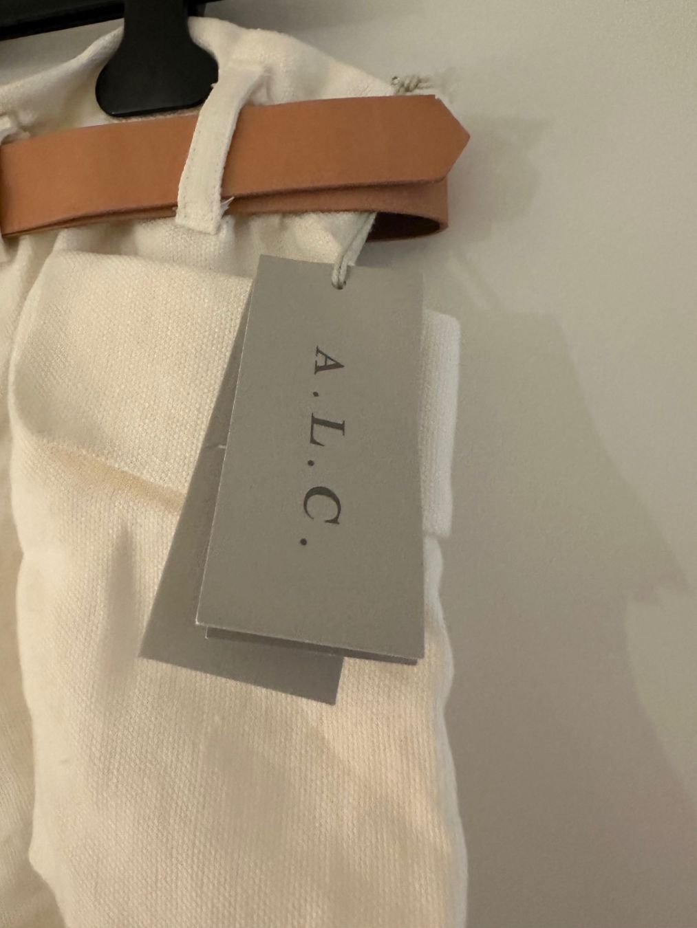 Pantaloni: A.L.C Linen off white shorts – Nuovo e nell'imballaggio originale da Dallenwil venduto da ZD2019 2