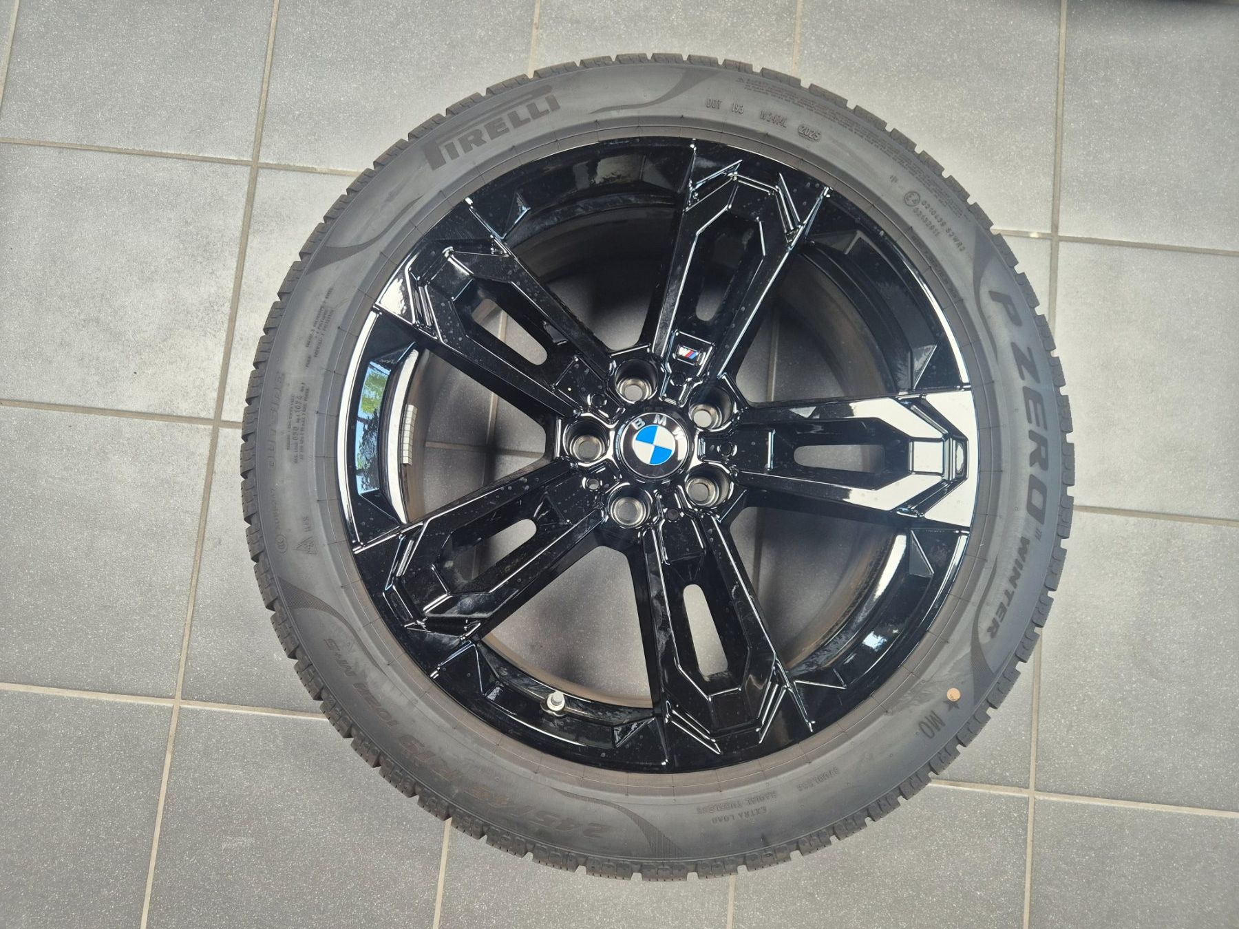 BMW Pneus & Roues: Winterräder 19" iX2 – D'occasion à Winterthur par WEWi-Ersatzteile 1