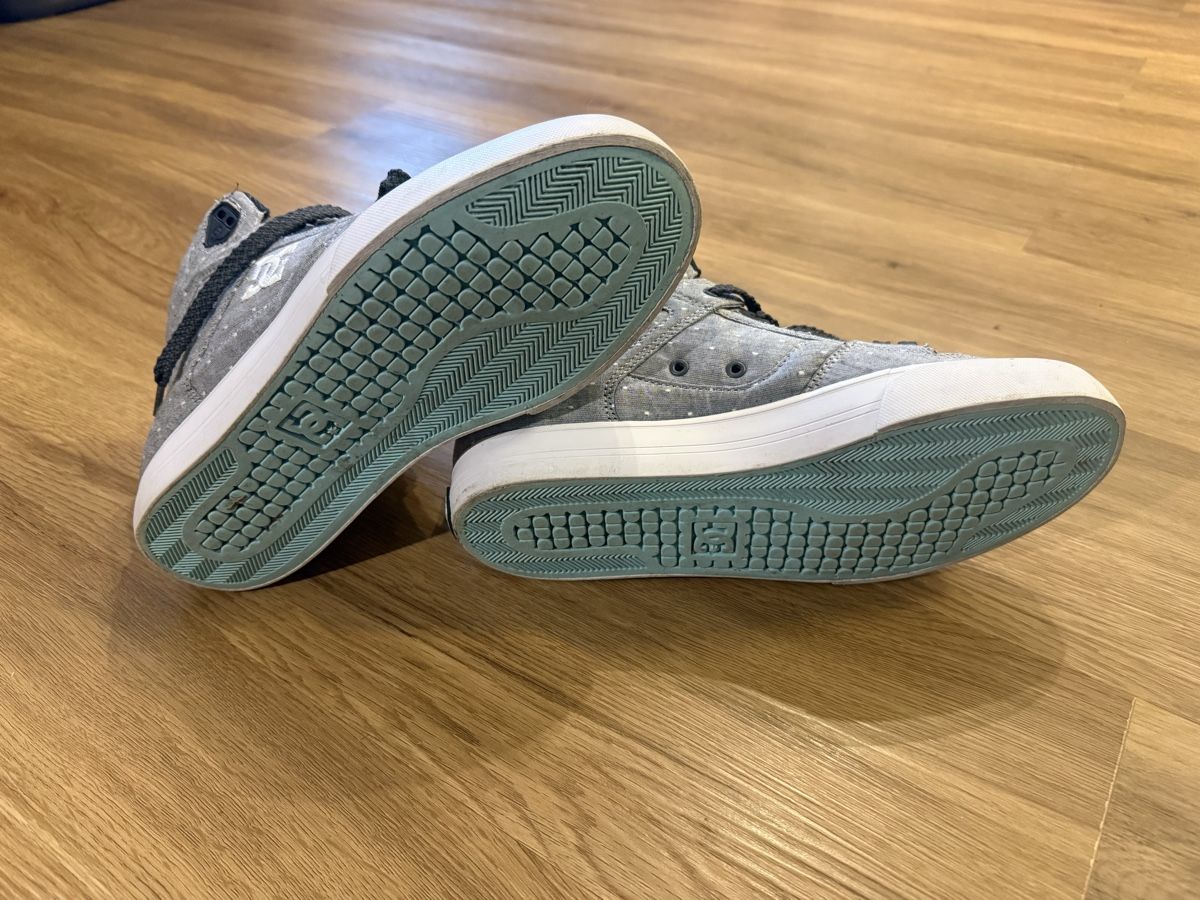 Scarpe da donna: DC Damenschuhe Gr. 40.5 Grau/Weiss – Usato da Widnau venduto da sae_6kf6 5