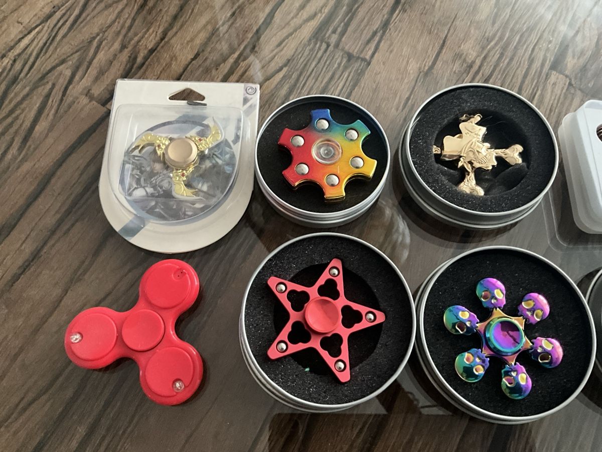 Spielzeuge: 10 x verschiedene Fighter Spinner – Gebraucht aus Oberglatt ZH von Multimix 1