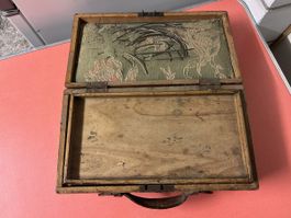Alte Werkzeugkiste mit Werkzeugen Polsterhandwerk.
