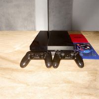 Sony Playstation 4 mit 2 Controller und 2 Games - Top!