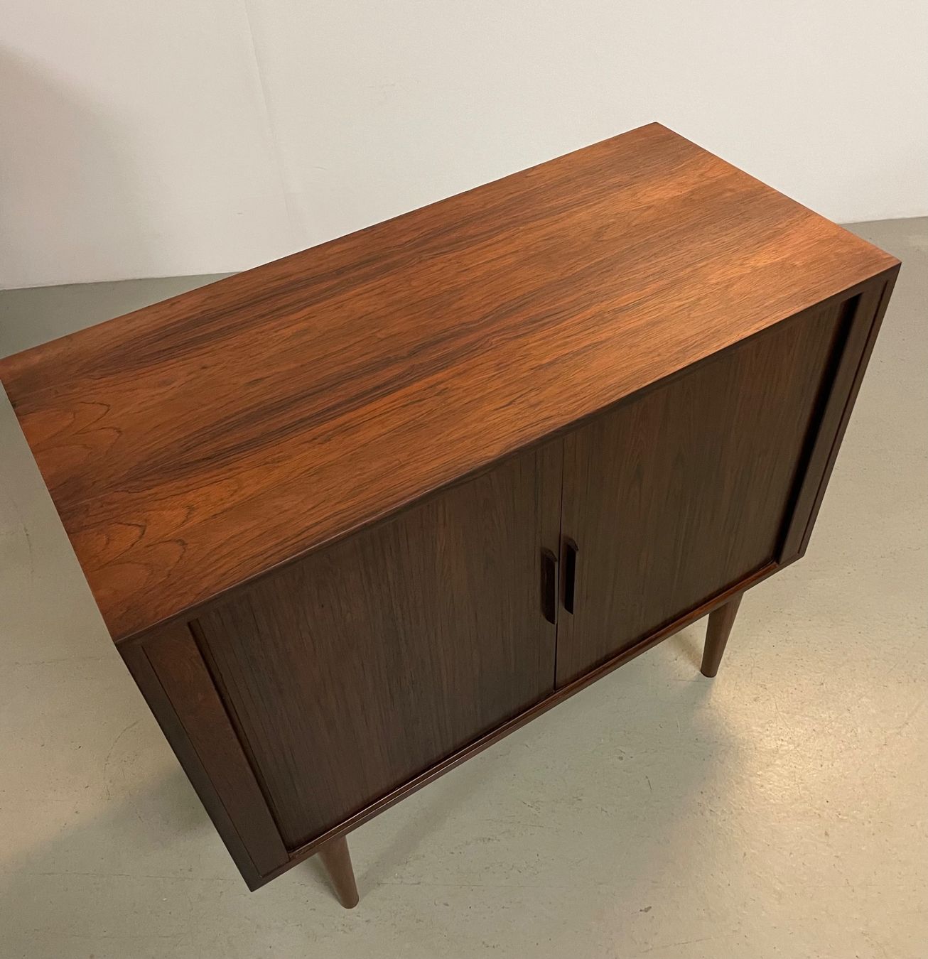Cassettiere: Kai Kristiansen Palisander Sideboard Kommode Schallplatten – Usato da Basel venduto da MidMod20C 6