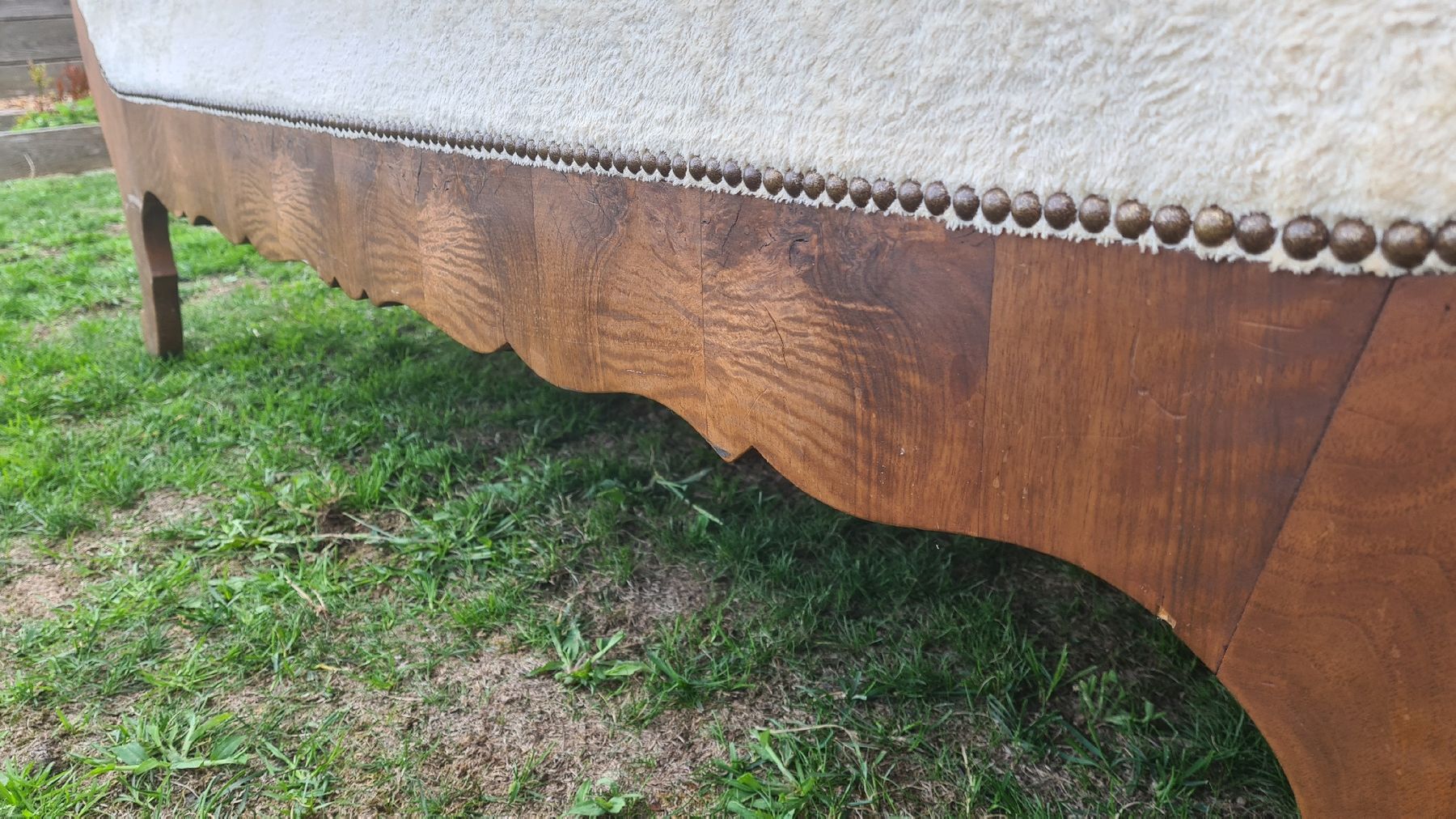 Divani: Antikes Sofa Holz mit hellbeigem Bezug – Usato da Wald ZH venduto da Imlac 1